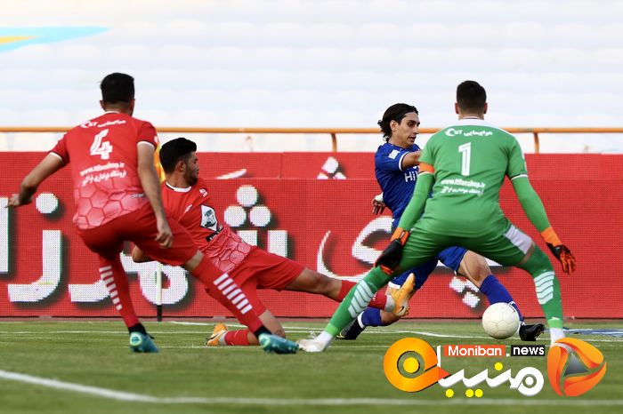 دیدار تیم های فوتبال استقلال - تراکتور