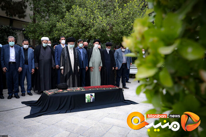 اقامه نماز رهبر معظم انقلاب بر پیکر حجت‌‌‌الاسلام و المسلمین دعائی
