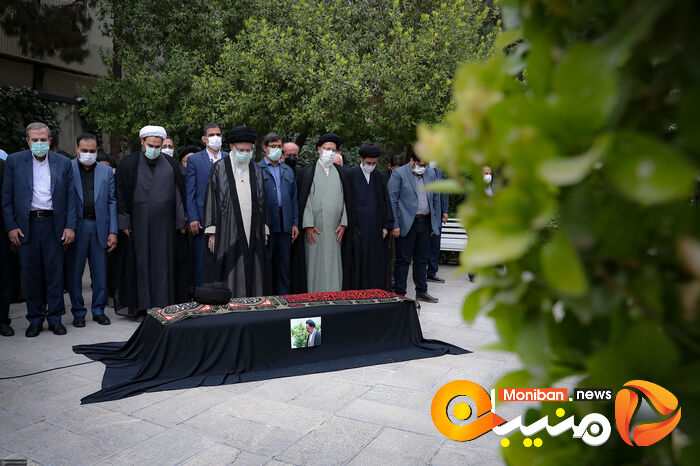 اقامه نماز رهبر معظم انقلاب بر پیکر حجت‌‌‌الاسلام و المسلمین دعائی