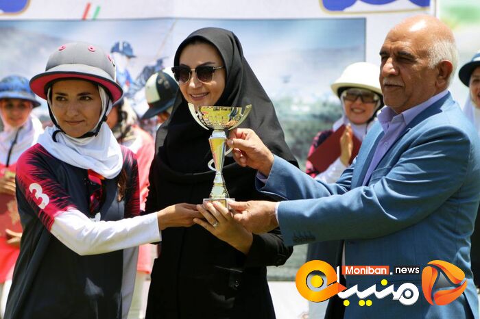 جشن قهرمانی تیم دختران زنده رود در رقابت های چوگان