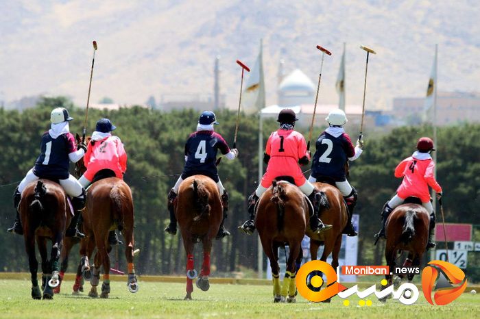 جشن قهرمانی تیم دختران زنده رود در رقابت های چوگان