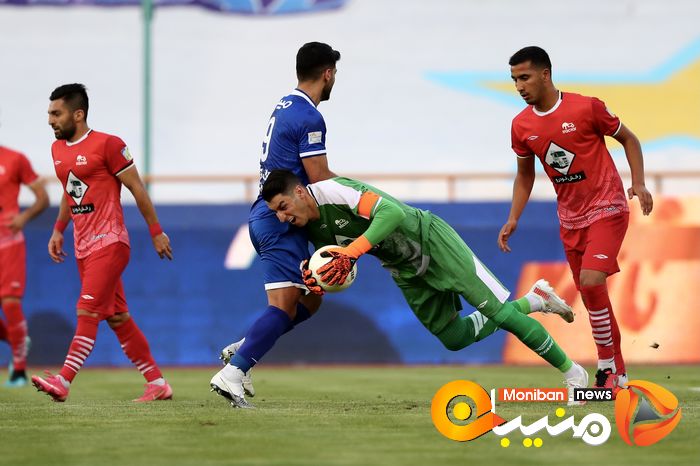 دیدار تیم های فوتبال استقلال - تراکتور